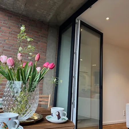 In - & Quiet - Terrace And Large Windows - Incl Parking, Fast Wifi, Box-spring Bed, Washer & Dryer, Netflix