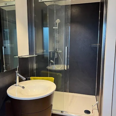 In - & Quiet - Terrace And Large Windows - Incl Parking, Fast Wifi, Box-spring Bed, Washer & Dryer, Netflix Appartement