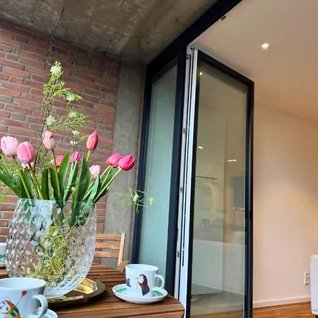 In - & Quiet - Terrace And Large Windows - Incl Parking, Fast Wifi, Box-spring Bed, Washer & Dryer, Netflix Apartment *
