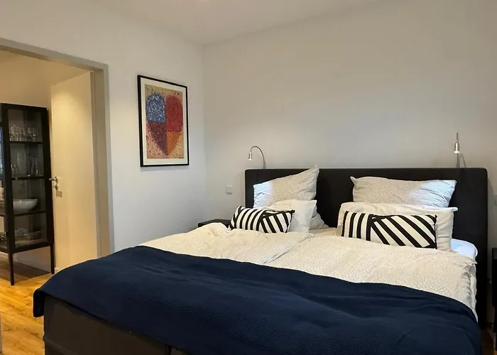 In - & Quiet - Terrace And Large Windows - Incl Parking, Fast Wifi, Box-spring Bed, Washer & Dryer, Netflix Apartment *