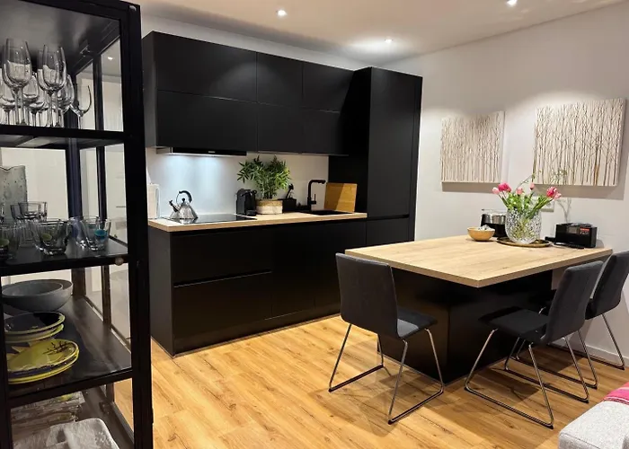 In - & Quiet - Terrace And Large Windows - Incl Parking, Fast Wifi, Box-spring Bed, Washer & Dryer, Netflix Appartement