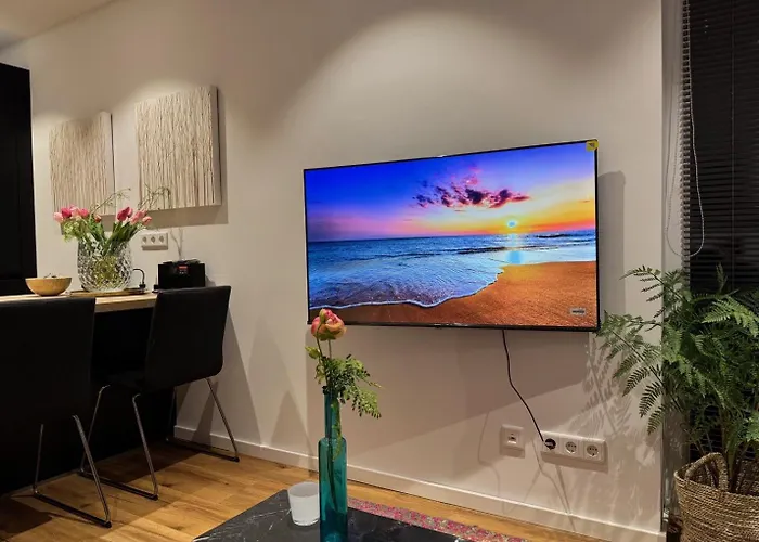 In - & Quiet - Terrace And Large Windows - Incl Parking, Fast Wifi, Box-spring Bed, Washer & Dryer, Netflix