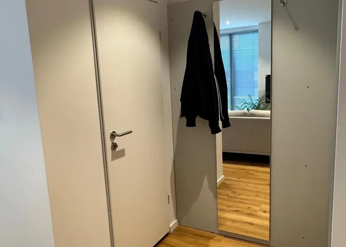 In - & Quiet - Terrace And Large Windows - Incl Parking, Fast Wifi, Box-spring Bed, Washer & Dryer, Netflix *