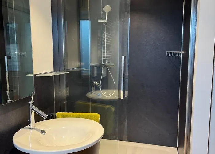 In - & Quiet - Terrace And Large Windows - Incl Parking, Fast Wifi, Box-spring Bed, Washer & Dryer, Netflix Appartement