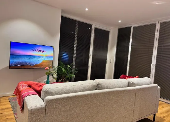 In - & Quiet - Terrace And Large Windows - Incl Parking, Fast Wifi, Box-spring Bed, Washer & Dryer, Netflix