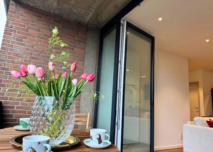 In - & Quiet - Terrace And Large Windows - Incl Parking, Fast Wifi, Box-spring Bed, Washer & Dryer, Netflix Appartement *