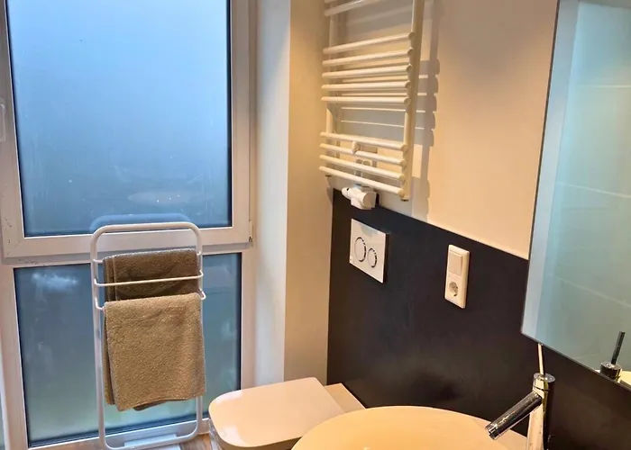 In - & Quiet - Terrace And Large Windows - Incl Parking, Fast Wifi, Box-spring Bed, Washer & Dryer, Netflix Appartement *